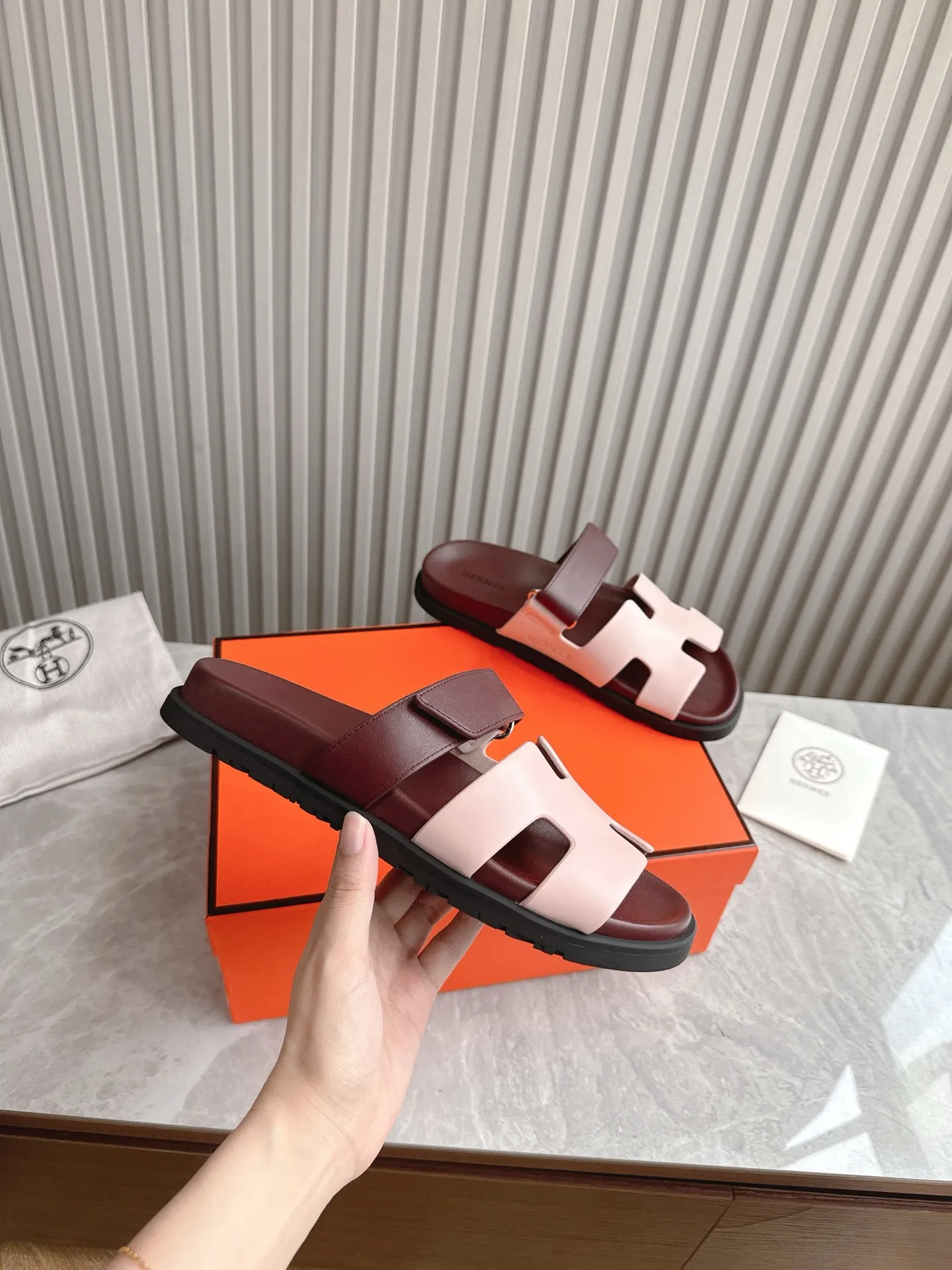 p480🐮🐮Couple model (top version) H family 2024 spring and summer new style HERMES Hermes' recently popular couple model pig nose angle sandals and slippers, paired with various colorful socks, popular. Upper: imported original deerskin (the genuine leather edging is not ordinary super migration). Lining: imported genuine leather. Outsole: Tpu non-slip and wear-resistant outsole. Size: Female 35-42 (40/42 non-returnable and non-exchangeable) Male size: 39-45 (45 non-refundable and non-exchangeable)